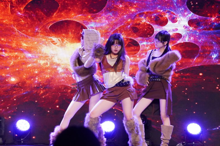 K-POPダンスショーケースイベント「Dance it UP」名古屋開催のステージ写真。大型LEDビジョンを背景に、冬の衣装を着た女性ダンサーたちが迫力あるパフォーマンスを披露している。