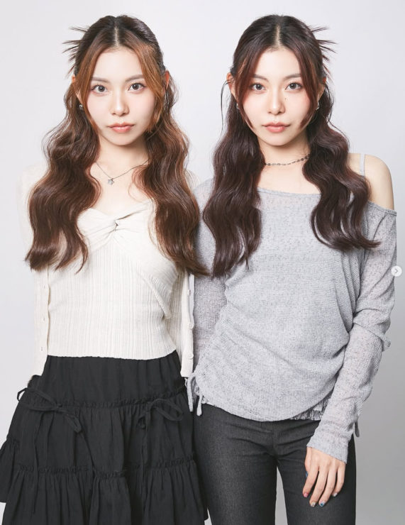 双子ダンスユニットSAHOSHIHO（サホシホ）の公式プロフィール写真。二人が正面に立ち、落ち着いた表情でポーズを取っているスタジオ撮影カット。