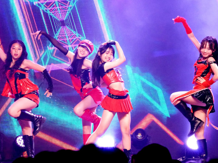 名古屋で開催されたDance it UPの大型K-POPダンスショーケース。LED演出のステージでパフォーマンスするダンサー